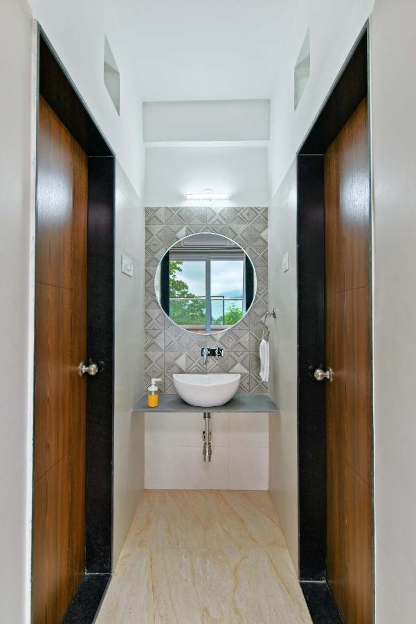 Villa Saffronstays Riverdale, Mulshi - Lakefront With Pool And Mountain View *